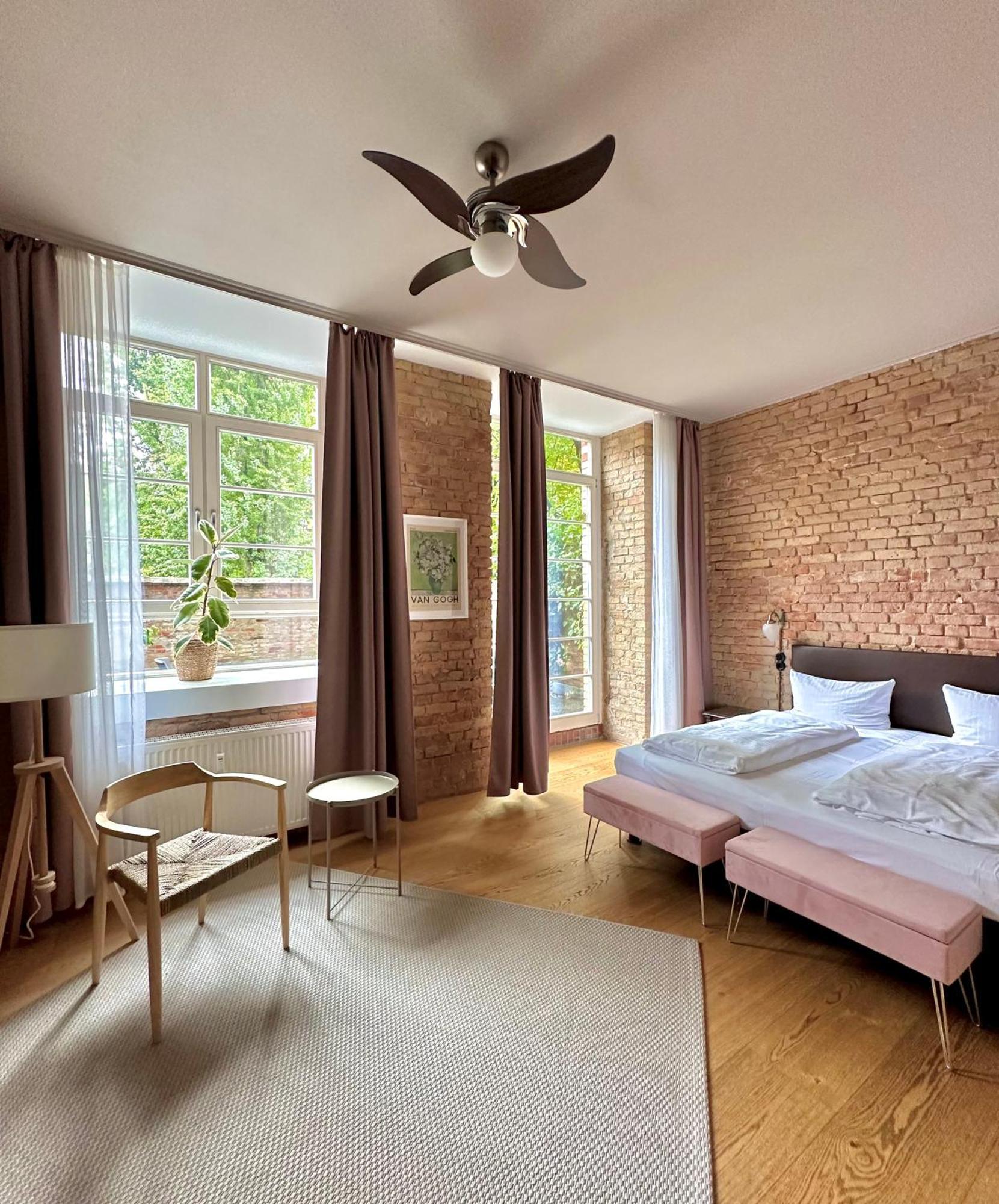 Hotel Cinderella.Kreuzberg Berlino Esterno foto